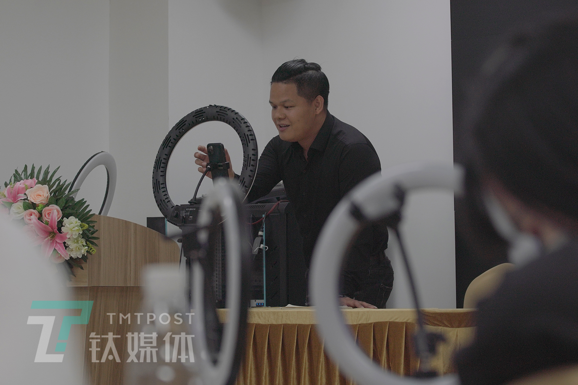 探访珠三角MCN培训课堂：工厂老板学直播卖货，应届毕业生想成李佳琦|钛媒体影像《在线》