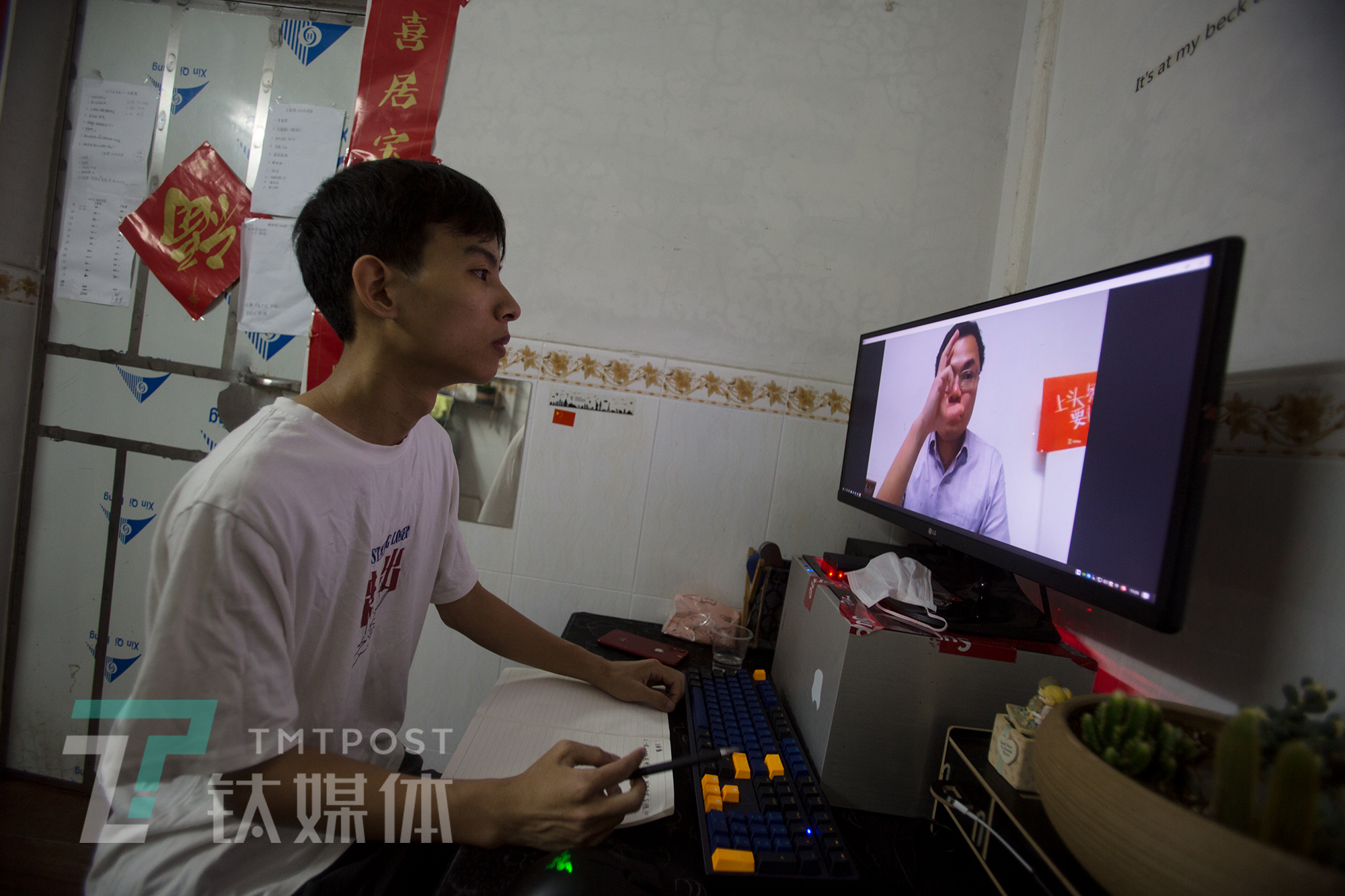 探访珠三角MCN培训课堂：工厂老板学直播卖货，应届毕业生想成李佳琦|钛媒体影像《在线》