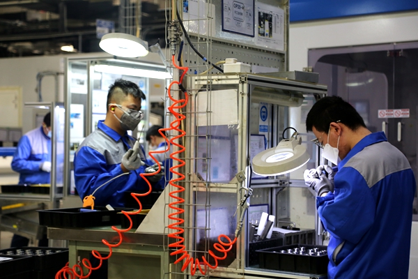 咬定目标不放松砥砺奋进铸辉煌,咬定青山不放松的战略定力