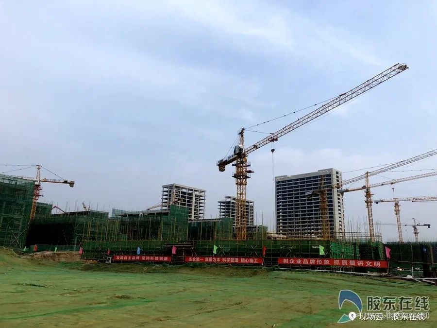 跟着干部视察工作,跟着领导们参观应该站在哪里