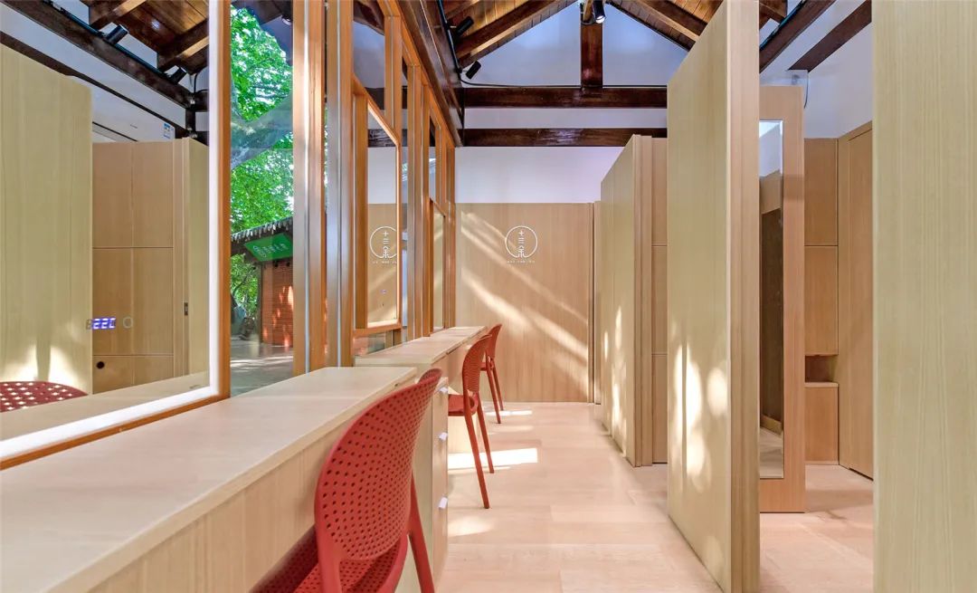 西湖边有汉服体验店吗,西湖旁边的汉服体验馆在哪