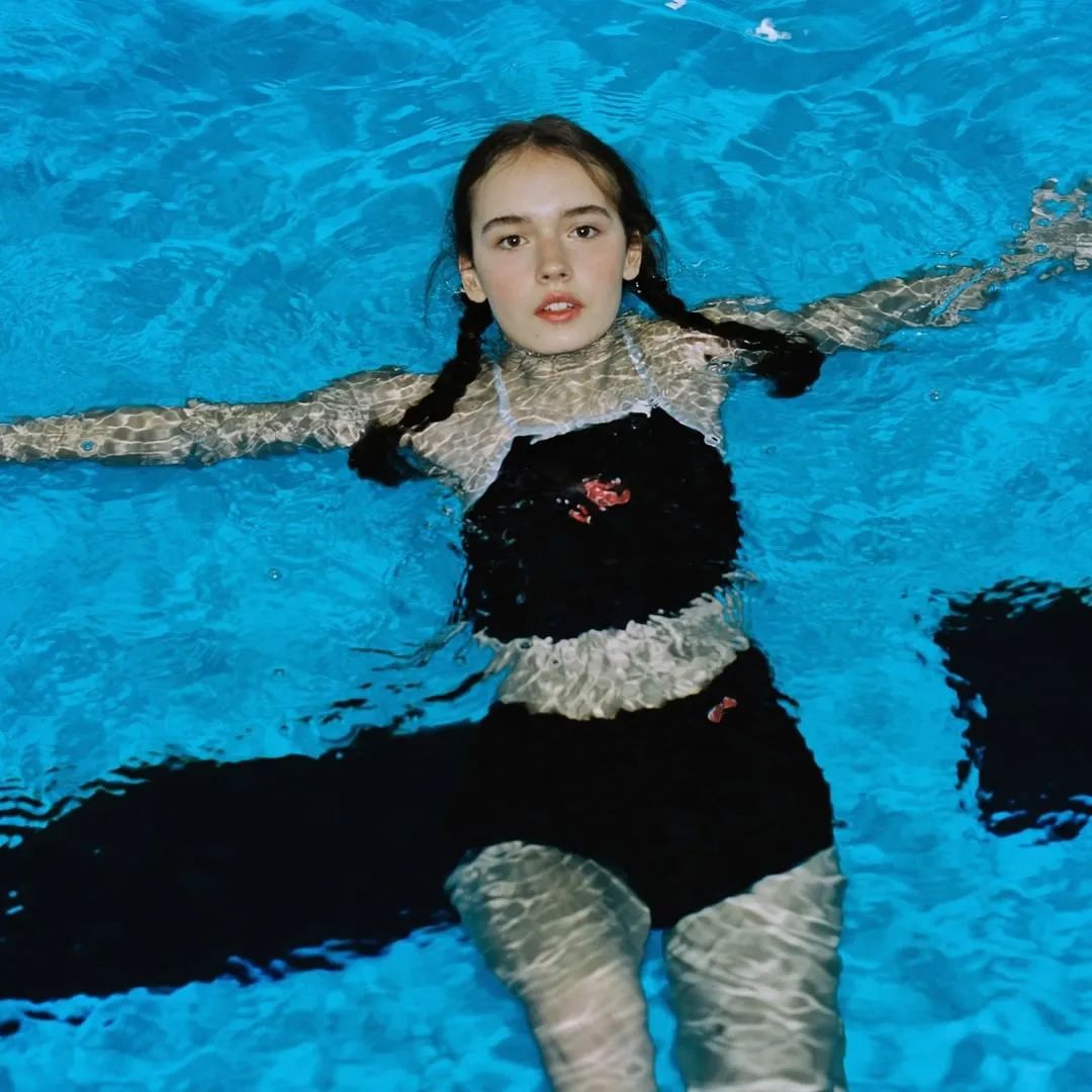 blackpink泫雅摆尾,blackpink全员观看泫雅舞台