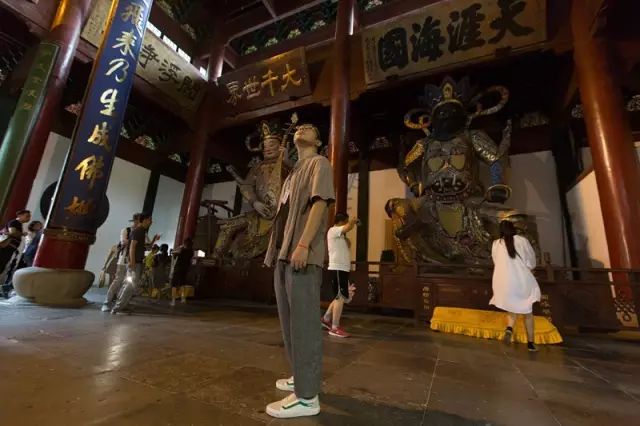 灵隐寺招人火爆热搜，不用出家！当初入职90后小伙再度走红：一年半瘦20斤，8小时上班制，KPI随缘