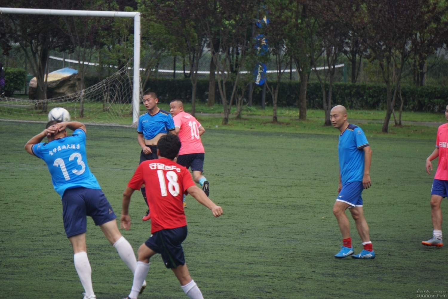 雨中足球,雨中足球图