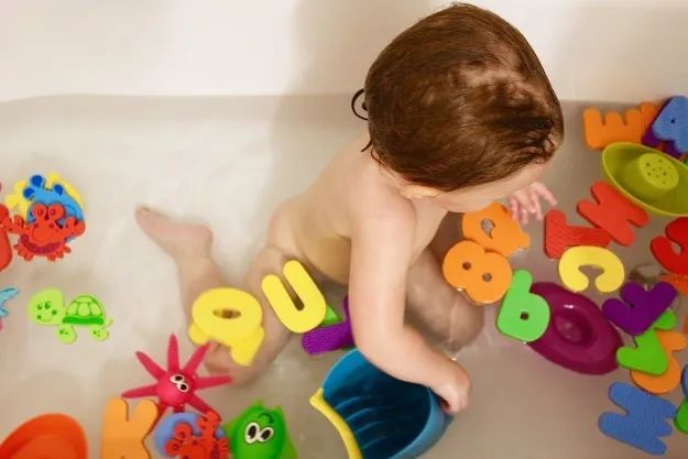 不吵不闹一切为了孩子过日子,不吵不闹一个人玩