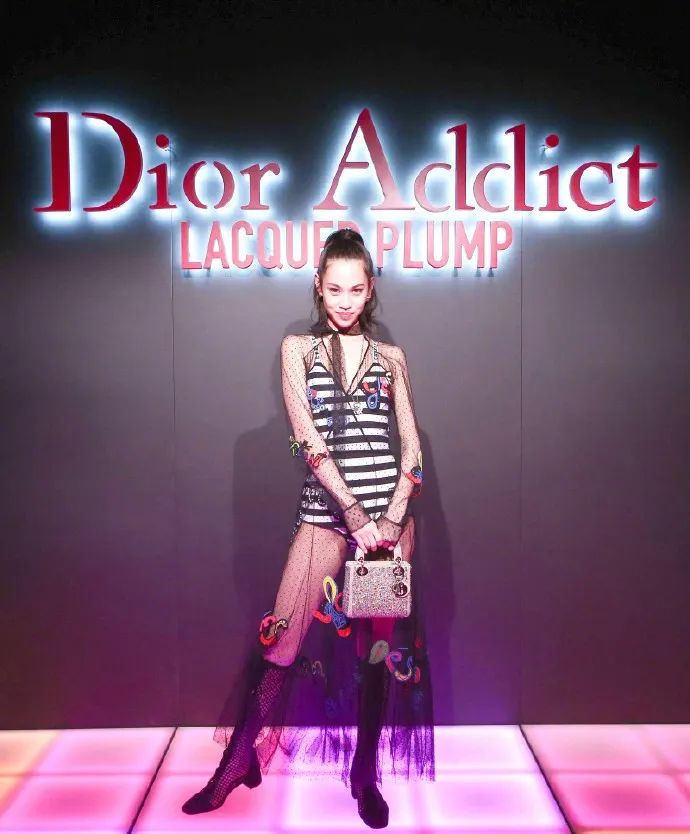 夏日泳装别致,海边浪漫泳衣