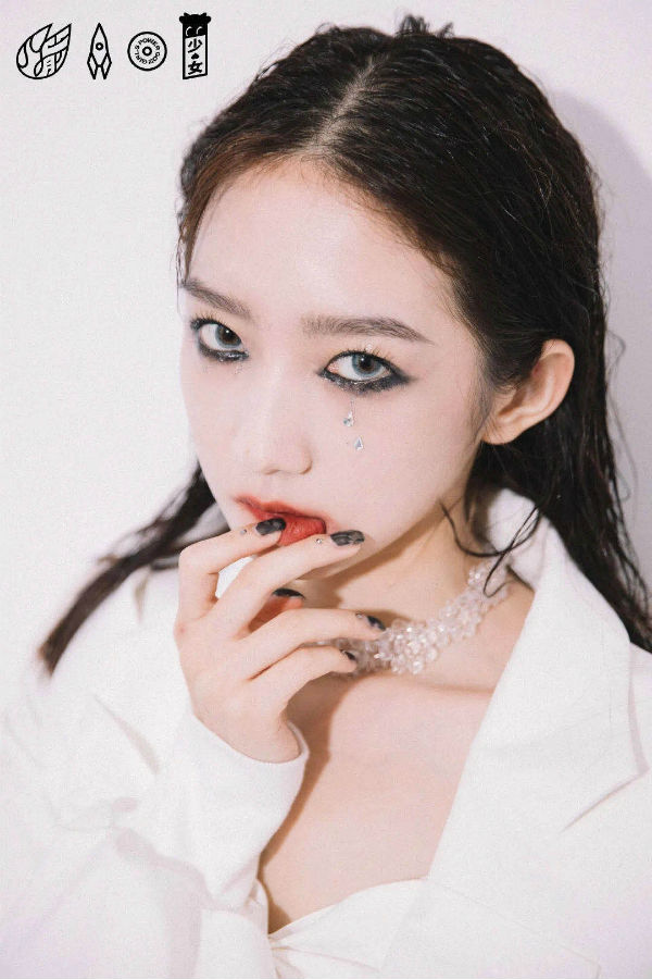 徐睿知倒钩眼线妆,金秀贤徐睿知魔女作品