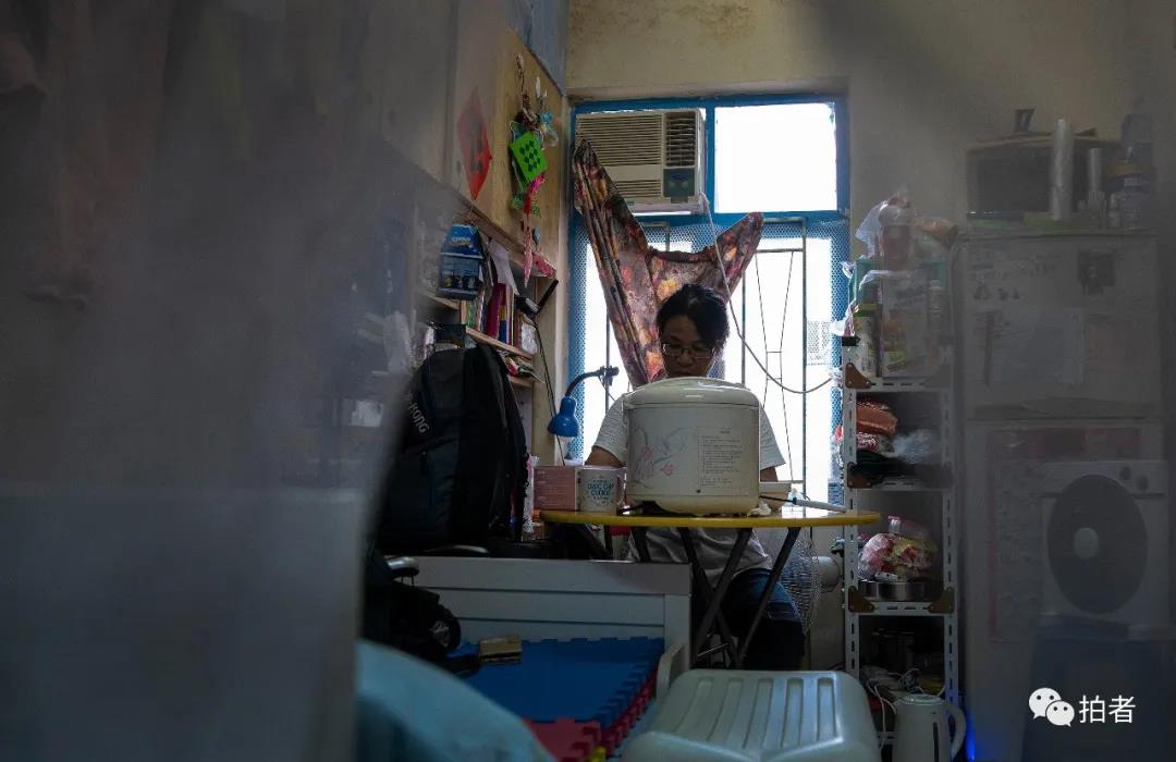香港单亲妈妈住8平方劏房,香港深水埗劏房单亲妈妈
