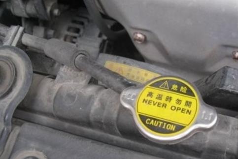 开车水箱开锅紧急处理方法,夏季行车水箱开锅别着急