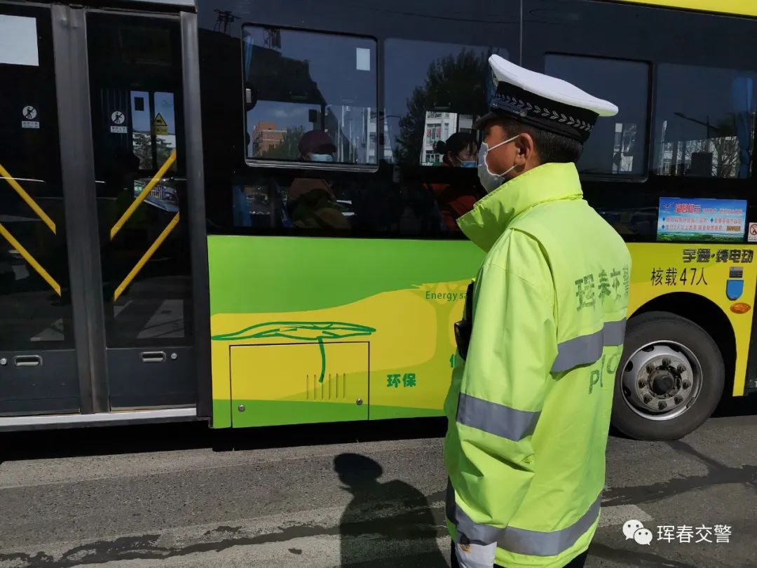 最美交警的温暖瞬间,致敬最美交警风雨中的坚守