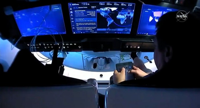 宇航员坐飞船返回舱,宇航员坐飞船回地球视频