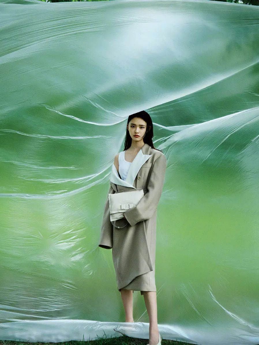 大家都在追《三十而已》,我却偷偷看了看她的化妆台