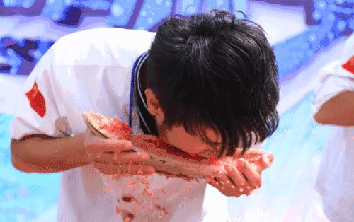 玉环头闻丨西瓜免费吃！免费送！吾悦这是什么惊天福利