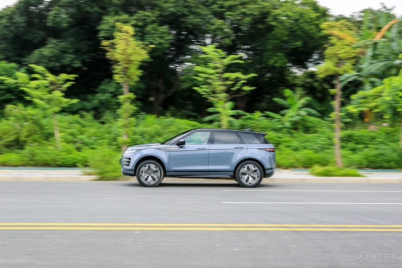 2020路虎揽胜极光评测,沉浸式看车19款路虎极光