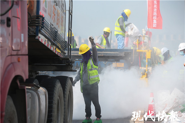 一周磨坏一双鞋！脚踏136℃沥青，他们“趁热”修路