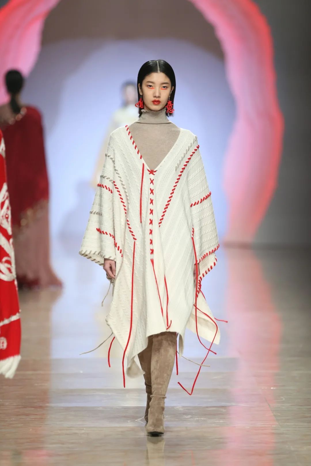 嫵WOO|诠释优雅气质，织就颈间风情