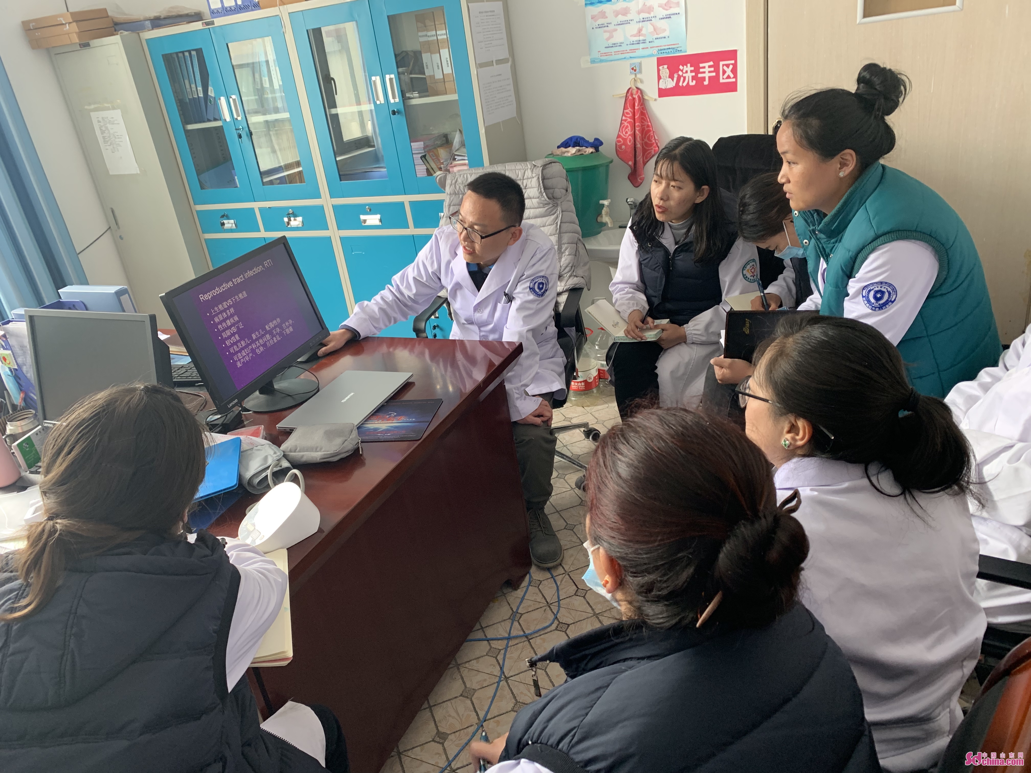 医师节让我们一起走进医生,医师节医者仁心医路前行