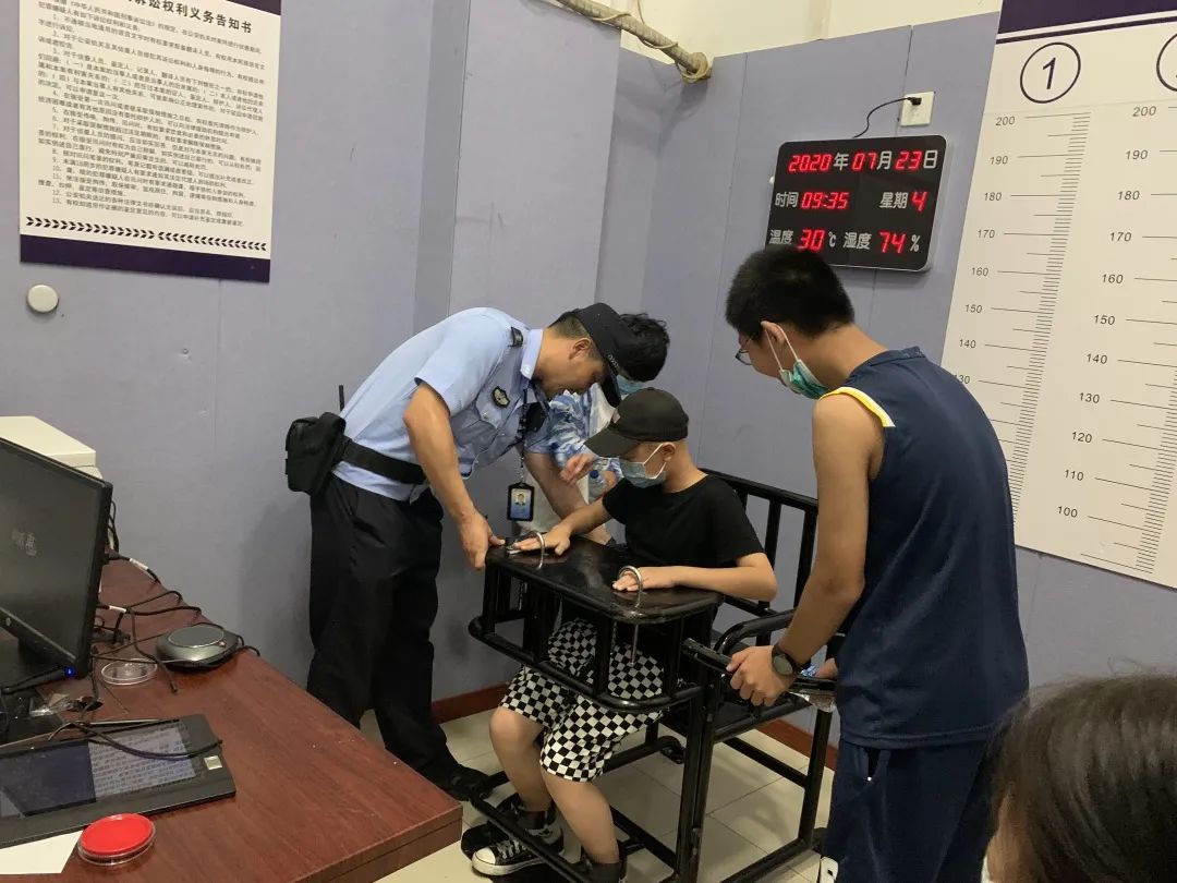 青少年暑假法制教育新闻报道,法制教育宣传周活动画画