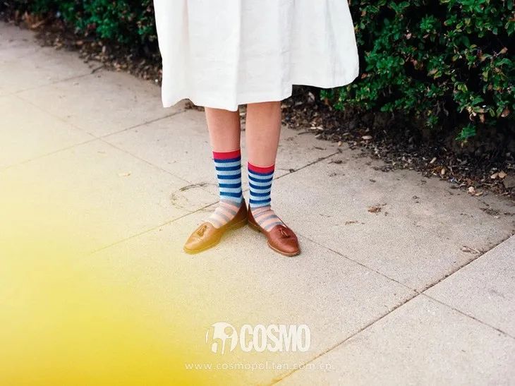配饰狂|娜娜左黄右紫的撞色袜时髦到飞起,我有点跟不上...