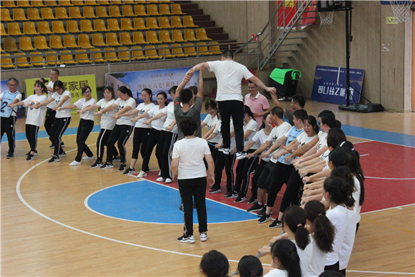 艰难险阻何所惧乘风破浪再起航荥经县严道二小教育集团开展团队建设拓展训练