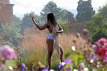 凤凰艺术|九月的气温渐渐转凉，但艺术圈已经准备好燥热起来了