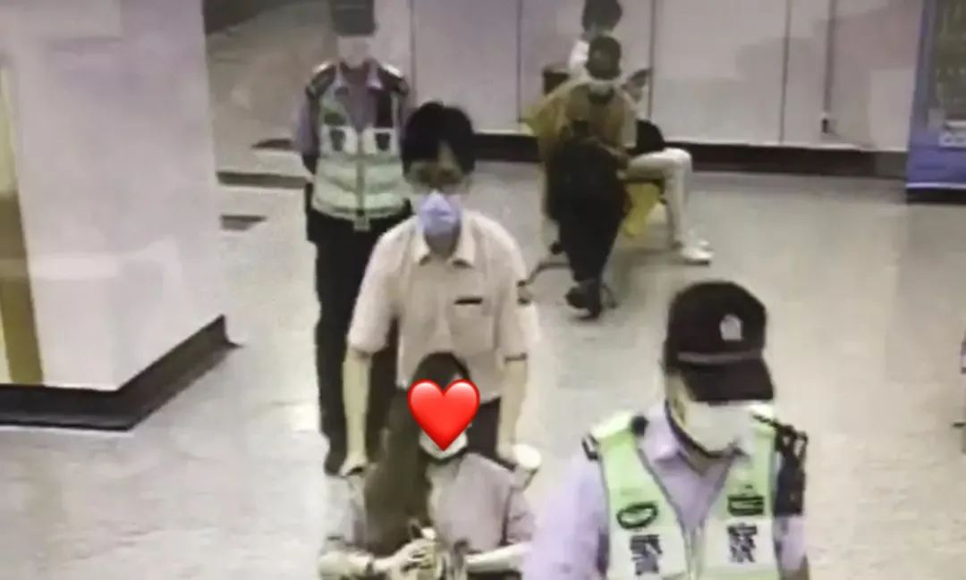 站长！再来一杯糖水【早高峰先后两名乘客突发低血糖】地铁站糖水抢手