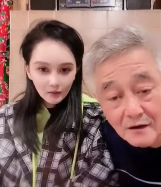 赵本山双眼皮,赵本山女儿素颜直播曝光真实颜值