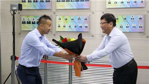 吉化一实验小学开展“鲜花送园丁致敬筑梦人”教师节庆祝活动