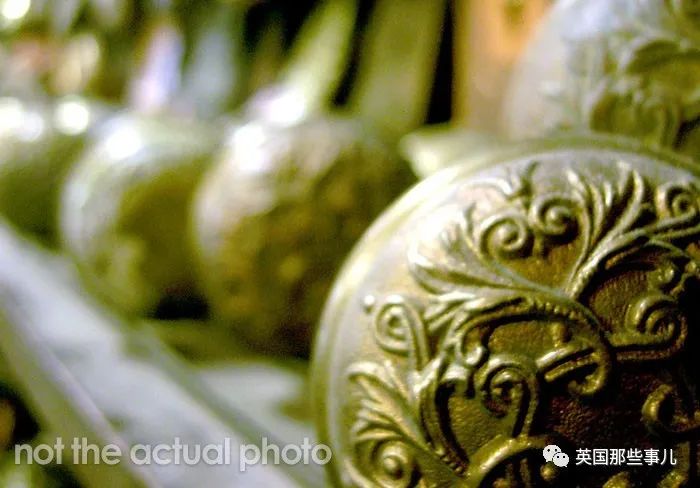 随手捡的东西居然那么值钱,随手捡到一个古董居然拍出天价