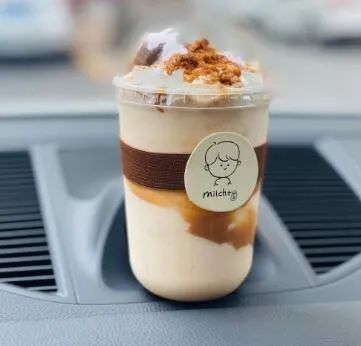 入秋第一杯52块钱的奶茶,奶茶刷爆朋友圈的秋天的第一杯