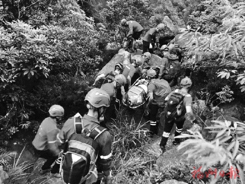 福建山地救援队超强战斗力,看到众人齐心协力救人的视频