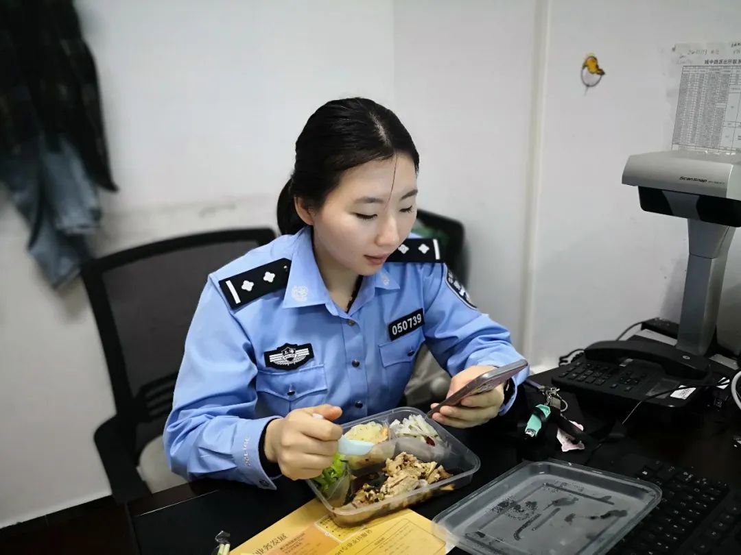 国庆我在岗向国庆献礼,中秋国庆双节我在岗文案