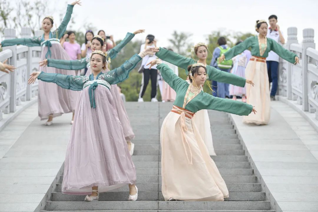 存款超200万家庭,八天突破100万粉丝