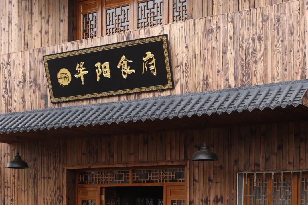 篮球场绿茵场,虹口足球场附近有篮球场