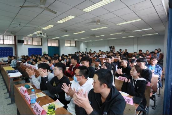 湖北理工学院*党**委副书记李金奇，副校长尹念东、肖文胜、涂立桥为新生讲“大学生德育第一课”