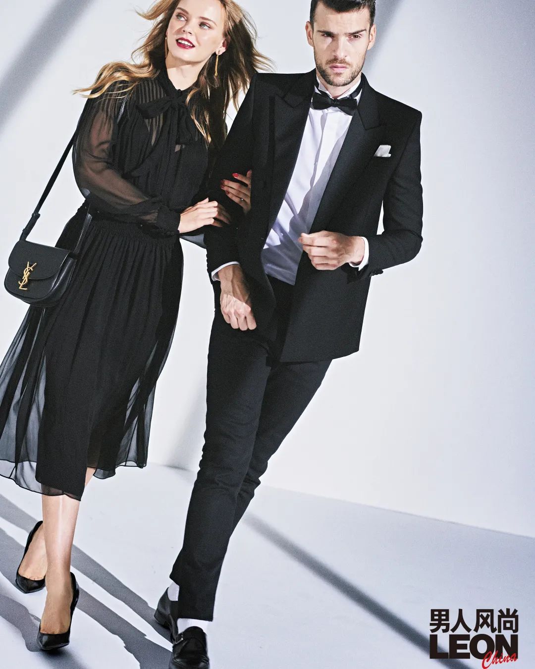 直筒牛仔秋天穿搭小技巧 (牛仔同色系穿搭)