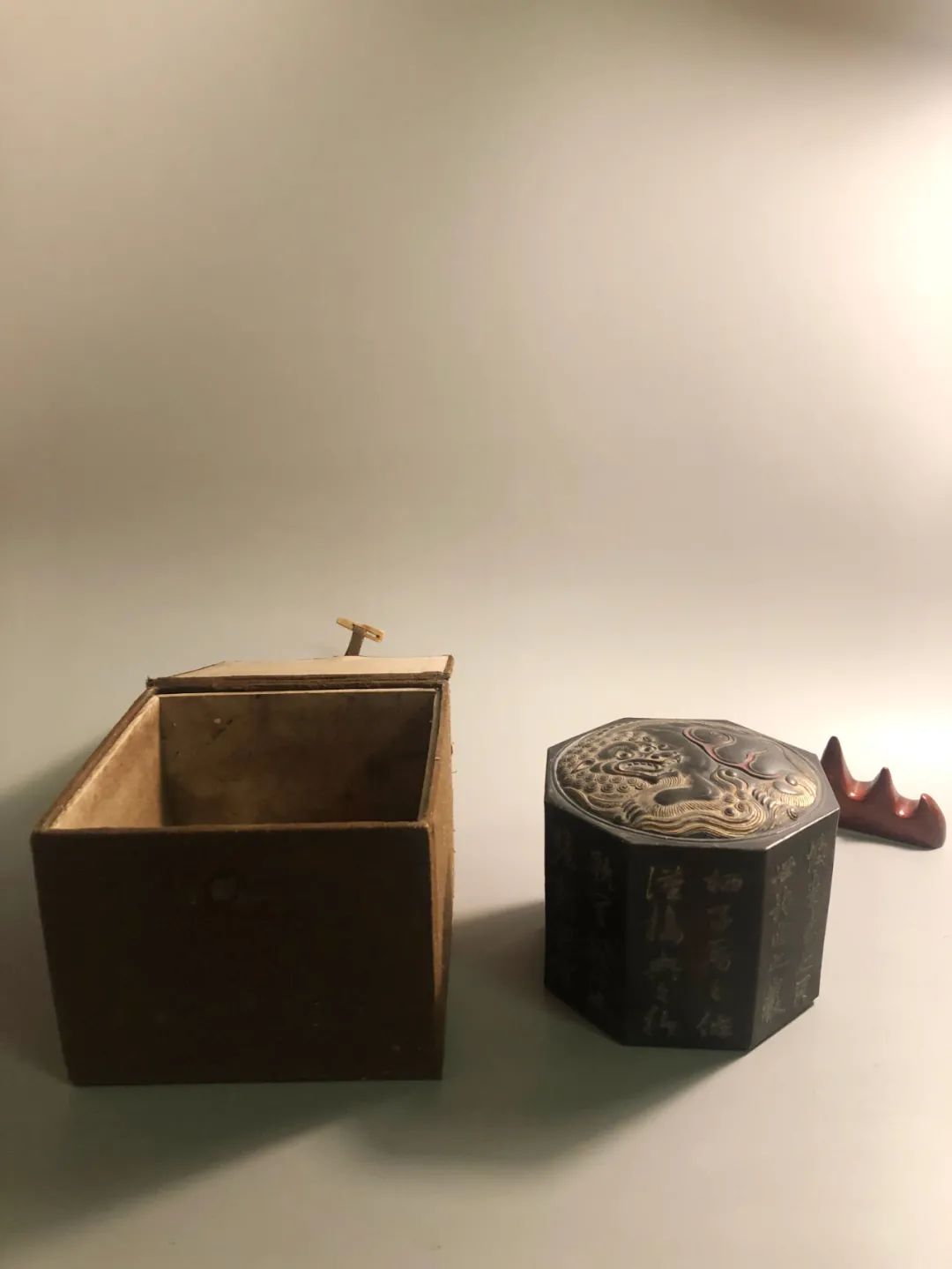 画市十月大拍：权威出版溥二爷、沈尹默、刘质平题弘一对联，六大专场数不完的好货都是漏