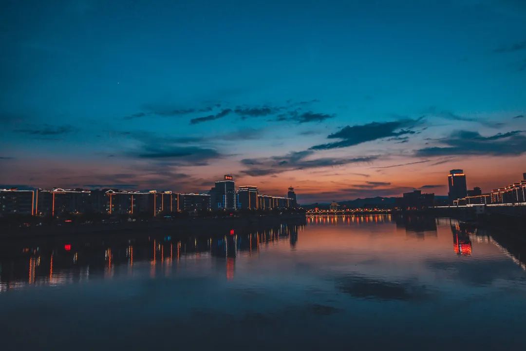 这座绝色山城，藏了一个烟火人间！