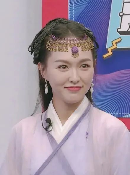 张雨绮乘风破浪初舞台采访,张雨绮唱走音