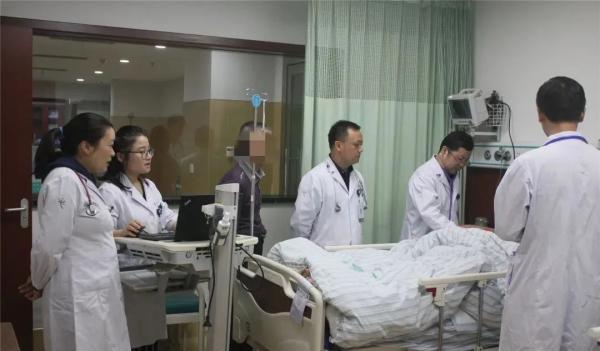 大妈长期牙痛,六旬大妈牙龈疼痛