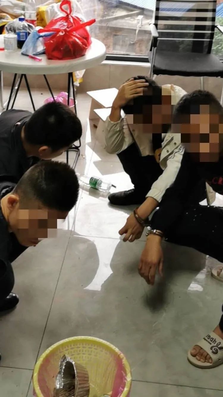 【平安一号】广场派出所端掉聚众吸毒窝点