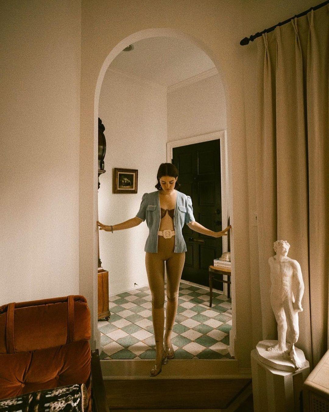 不同风格都适用的拍照姿势,拍照时永不过时的pose太经典了