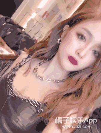 娱乐圈土味审美大赏！渔网袜透明雨衣蕾丝内衬，求双没看过的眼睛