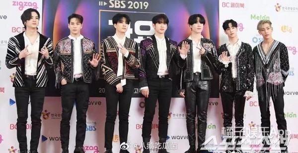 娱乐圈土味审美大赏！渔网袜透明雨衣蕾丝内衬，求双没看过的眼睛