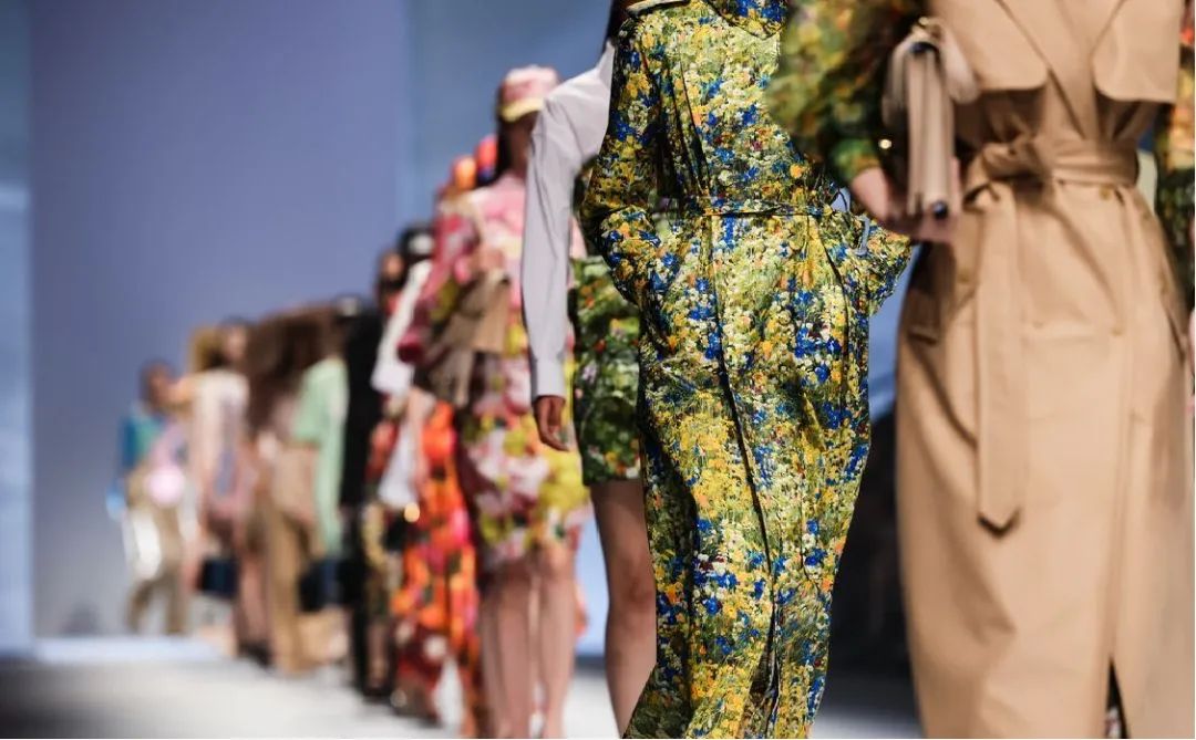 2023秋冬上海时装周秀场设计,2020春夏上海时装周展会分析