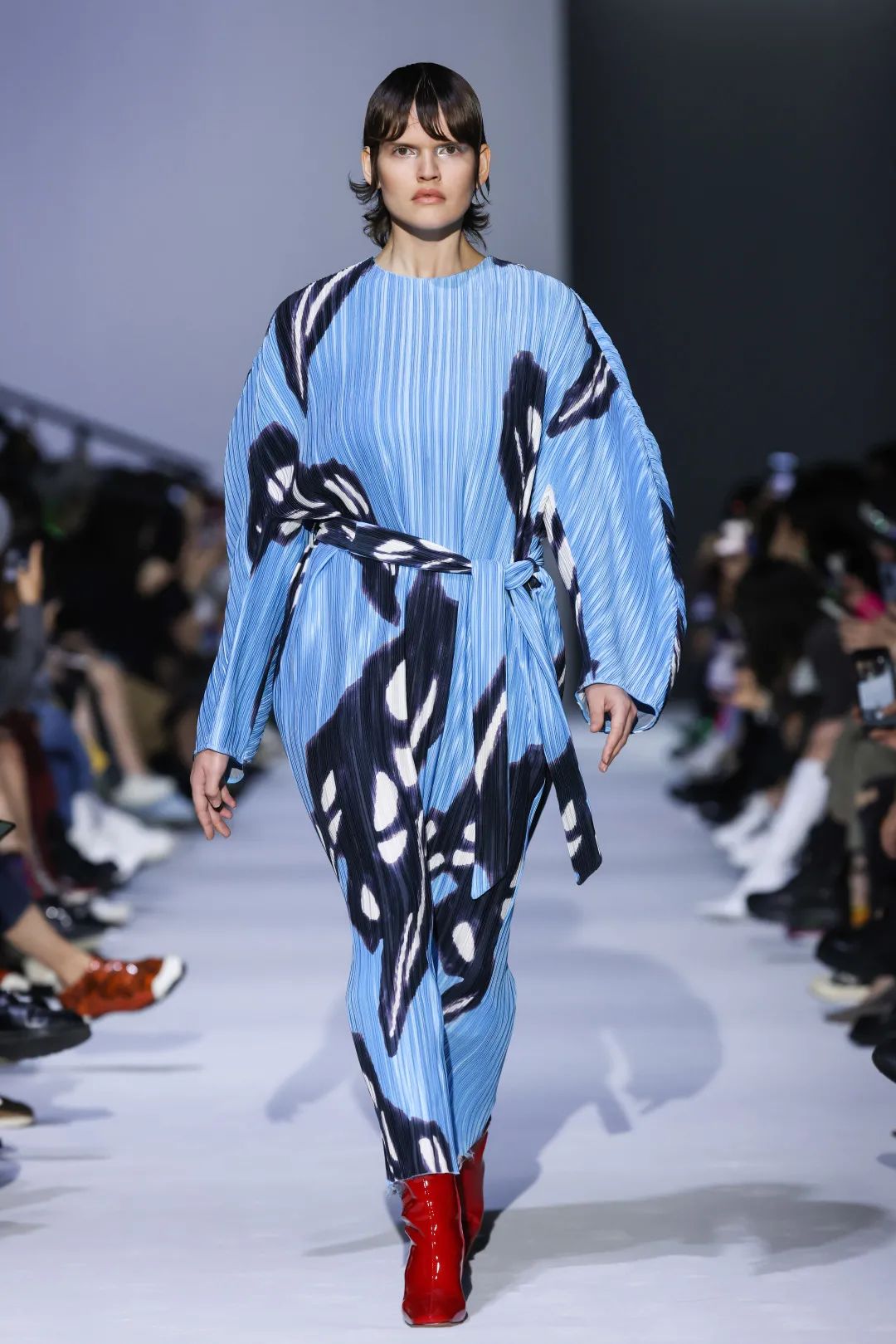 2023秋冬上海时装周秀场设计,2020春夏上海时装周展会分析