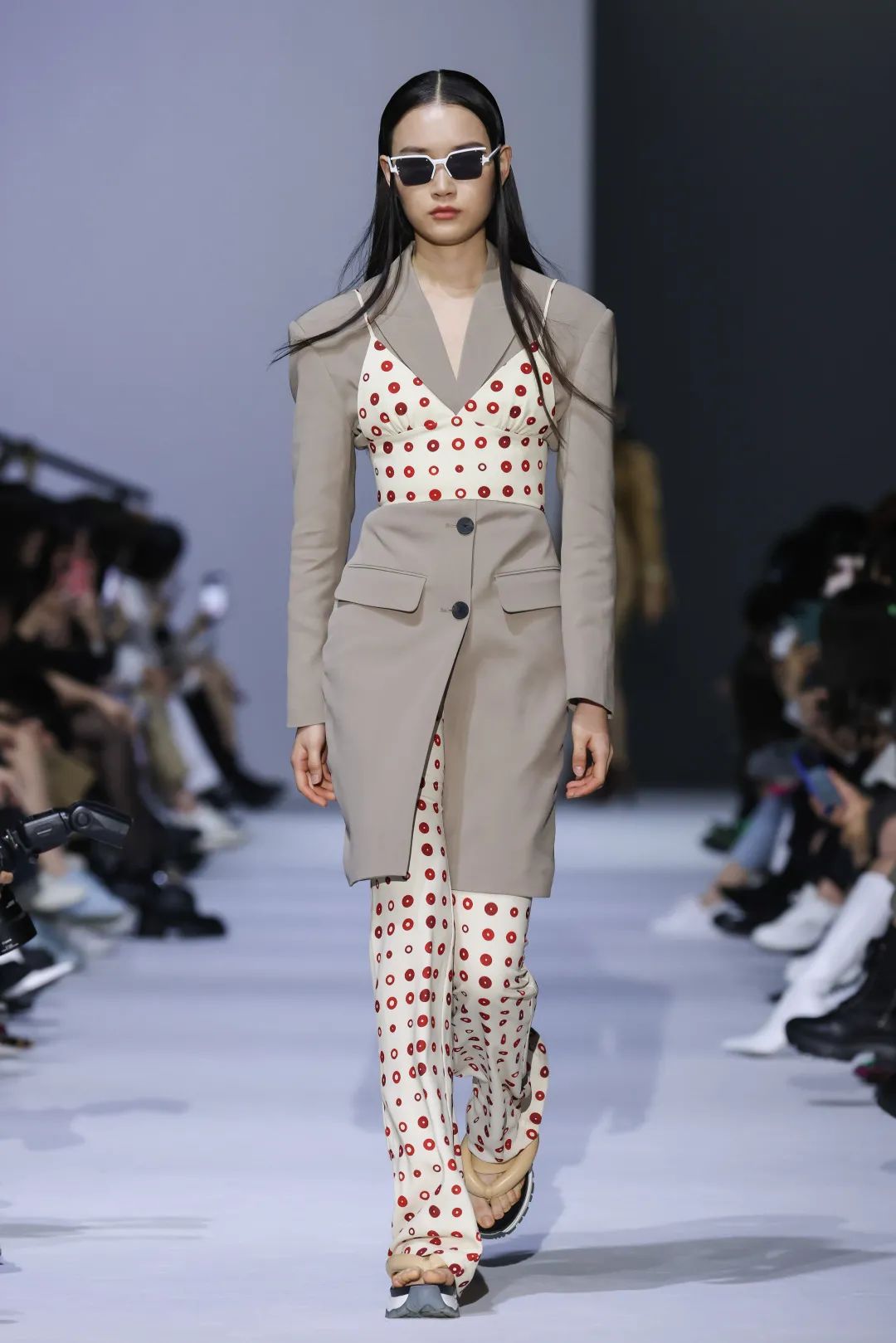 2023秋冬上海时装周秀场设计,2020春夏上海时装周展会分析