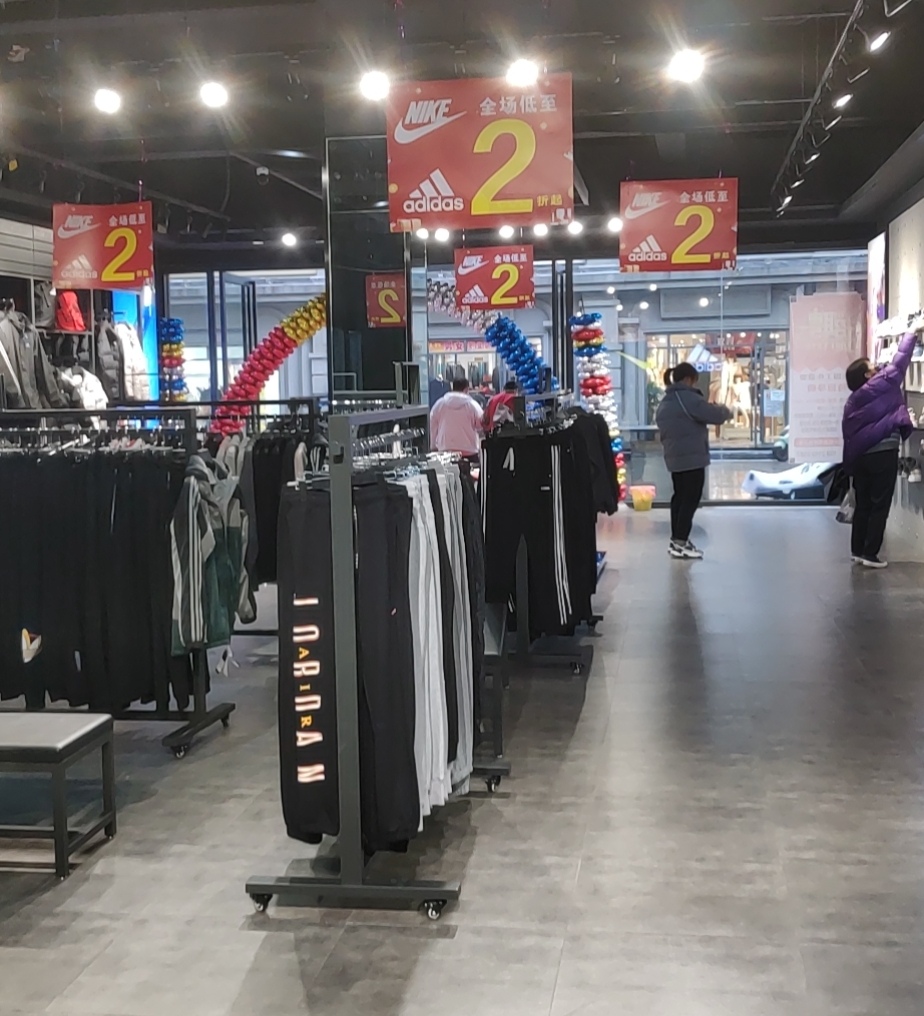 nike阿迪实体折扣店会有假货吗,nikeadidas折扣店是正品吗