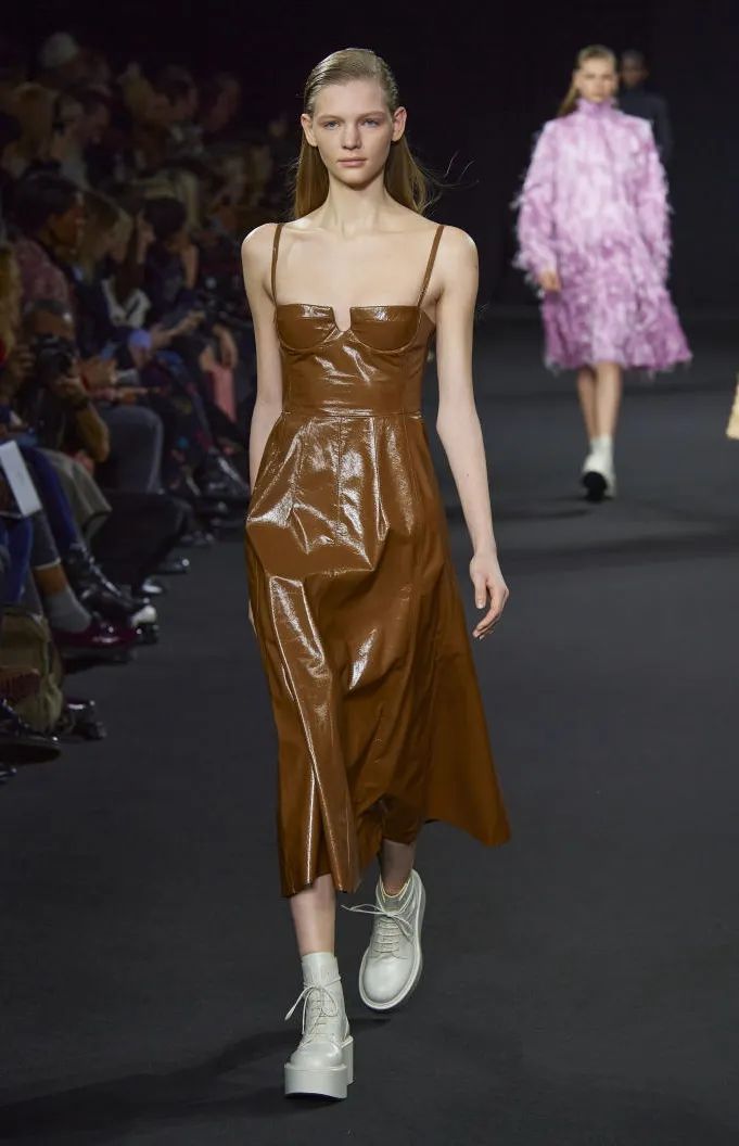 一篇搞懂无纺布墙纸,皮革面料的区别