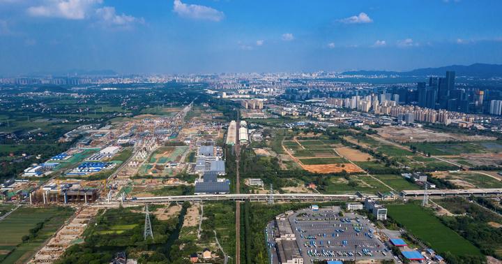 告别宣杭老线|49岁的仓前火车站今天挥手谢幕，它有杭州市区罕见的铁路道口